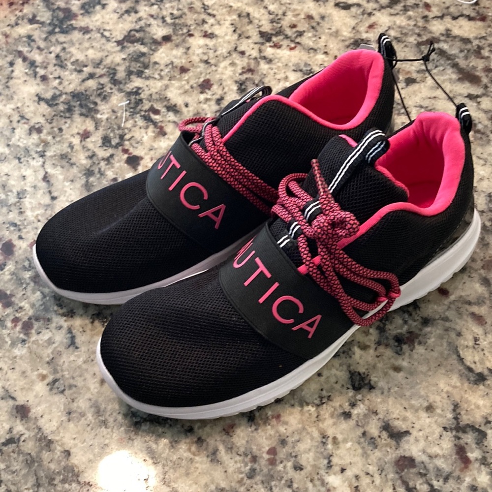 BRAND NEW SZ 5 LOW CUT NAUTICA RUNNING SHOE BLK AND PINK TRIM